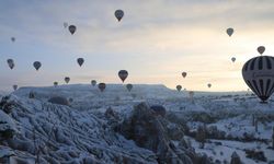 Kapadokya'da Balonlara Kar Manzarası Eşlik Etti