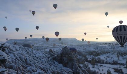 Kapadokya'da Balonlara Kar Manzarası Eşlik Etti