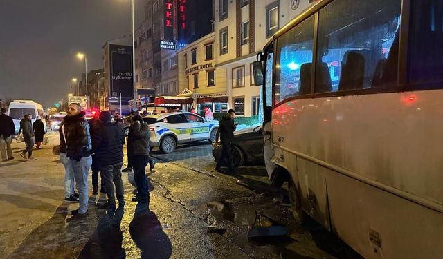 İşçi servisi ışıkta bekleyen 5 araca çarptı: 7 yaralı