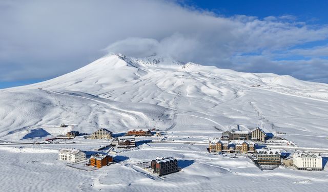 Erciyes’te Kar Kalınlığı 130 Santime Ulaştı, Ortaya Kartpostallık Manzaralar Çıktı
