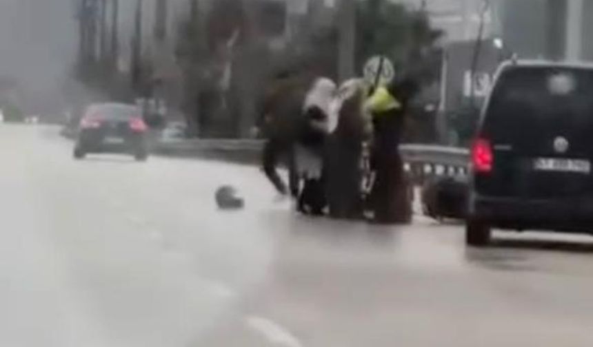 Tartıştığı Kuryeyi Dövdü: Kadınlar Ayırmaya Çalıştı!