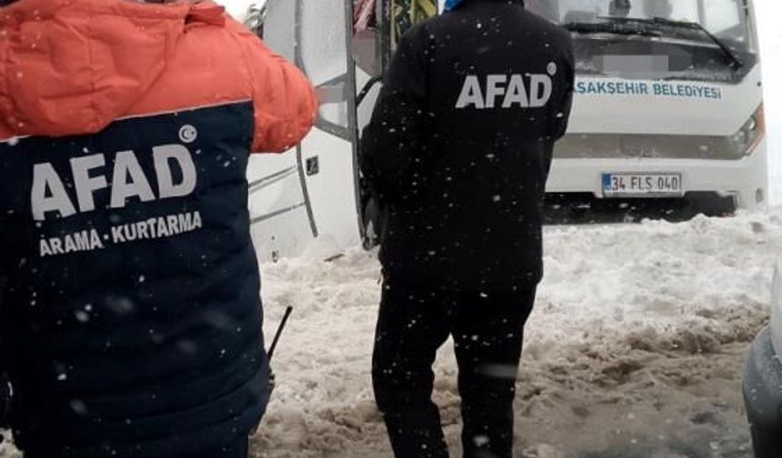 Buzlanan Yolda Minibüs Devrildi: 22 Kişi Yaralandı