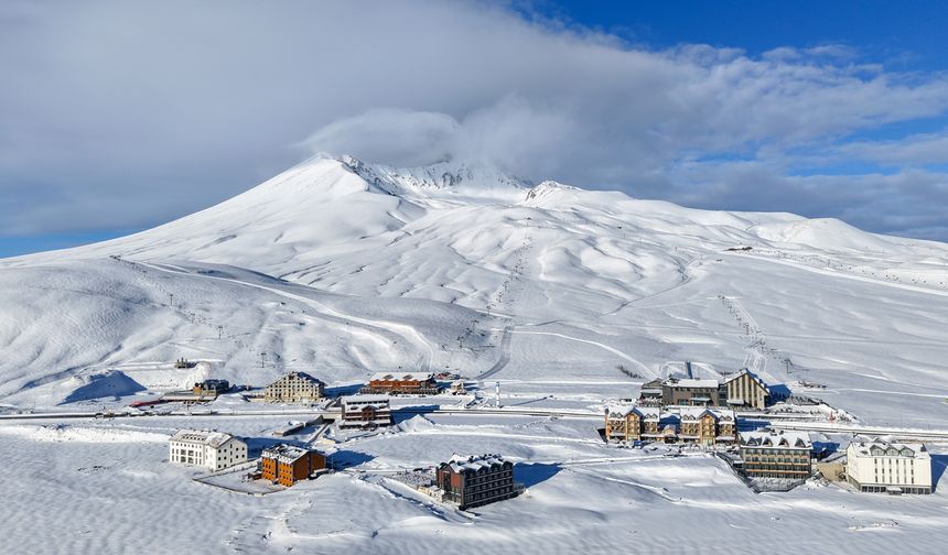 Erciyes’te Kar Kalınlığı 130 Santime Ulaştı, Ortaya Kartpostallık Manzaralar Çıktı